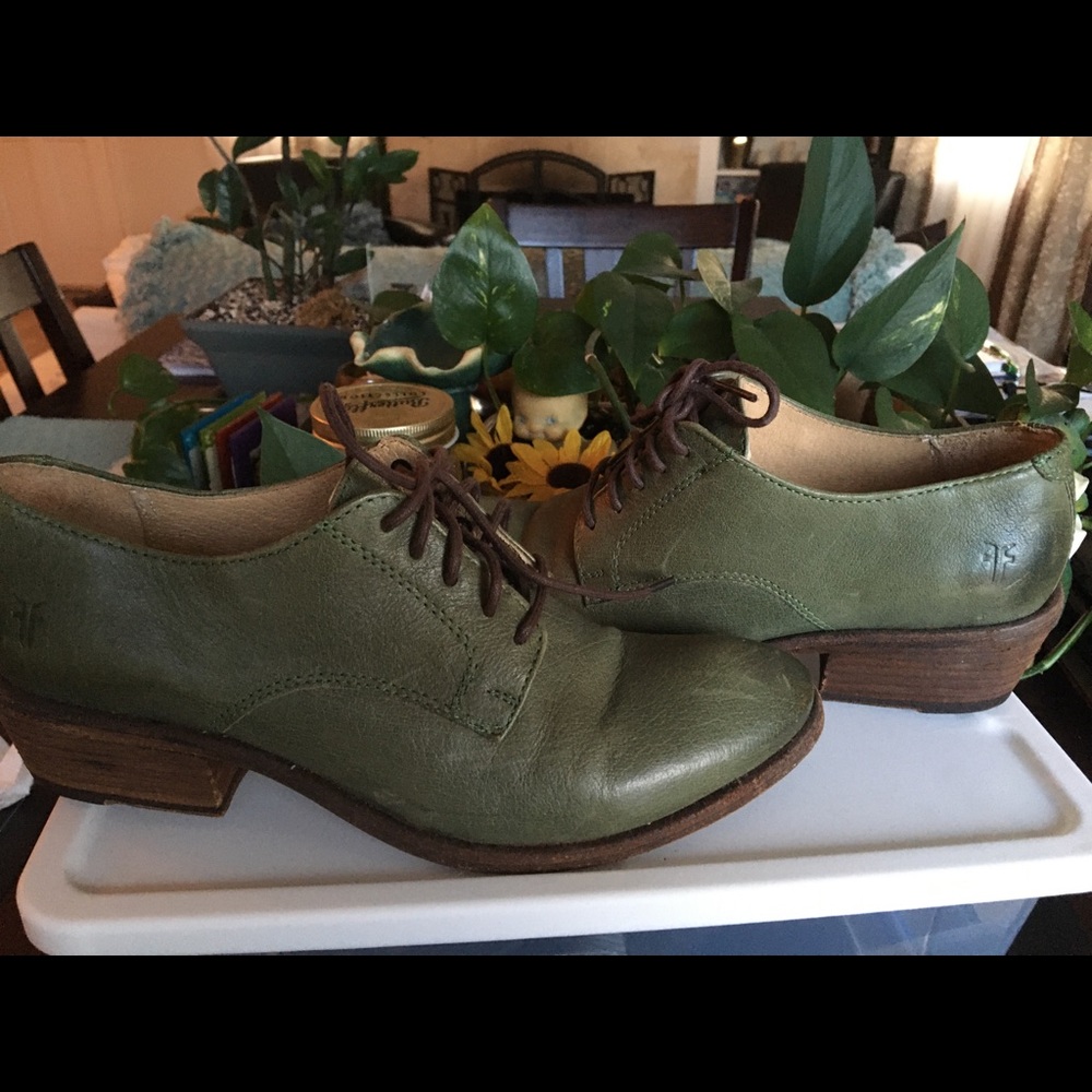 Frye heeled Oxford size 8